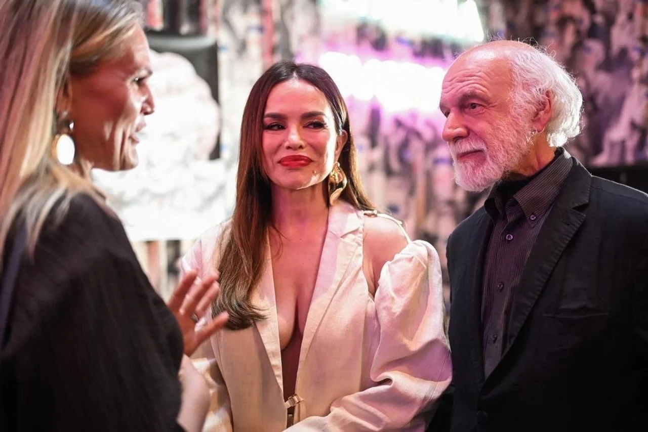 Severina u bijelom odijelu razgovara s dvije osobe
