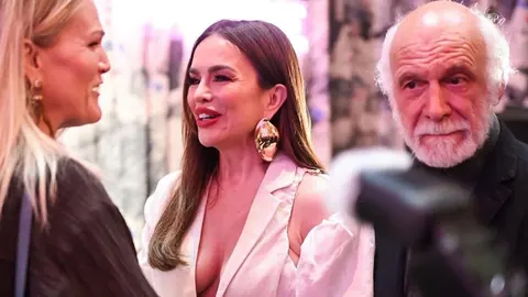 Severina u bijelom odijelu s velikim zlatnim naušnicama