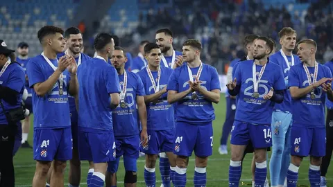 Nogometni igrači GNK Dinamo u plavim dresovima s medaljama oko vrata