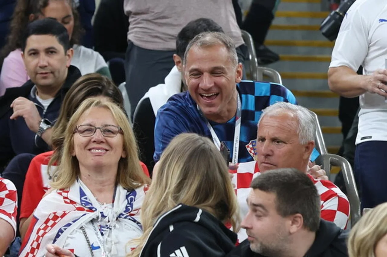 Grupa navijača u dresovima Hrvatske na nogometnom stadionu
