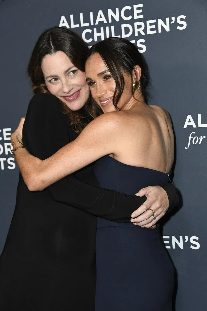 Meghan Markle u srdačnom zagrljaju s prijateljicom na crvenom tepihu