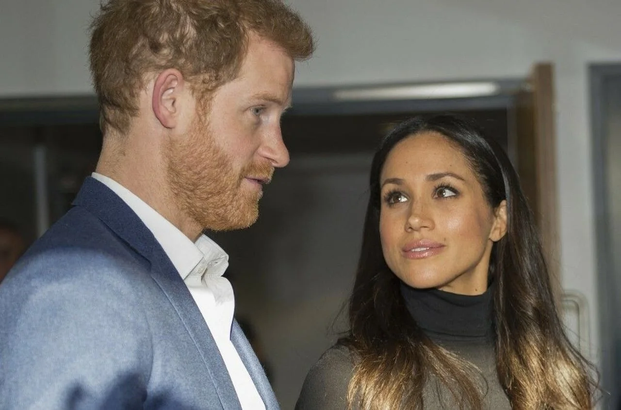 Bliski kadar princa Harryja i Meghan Markle dok razmjenjuju poglede