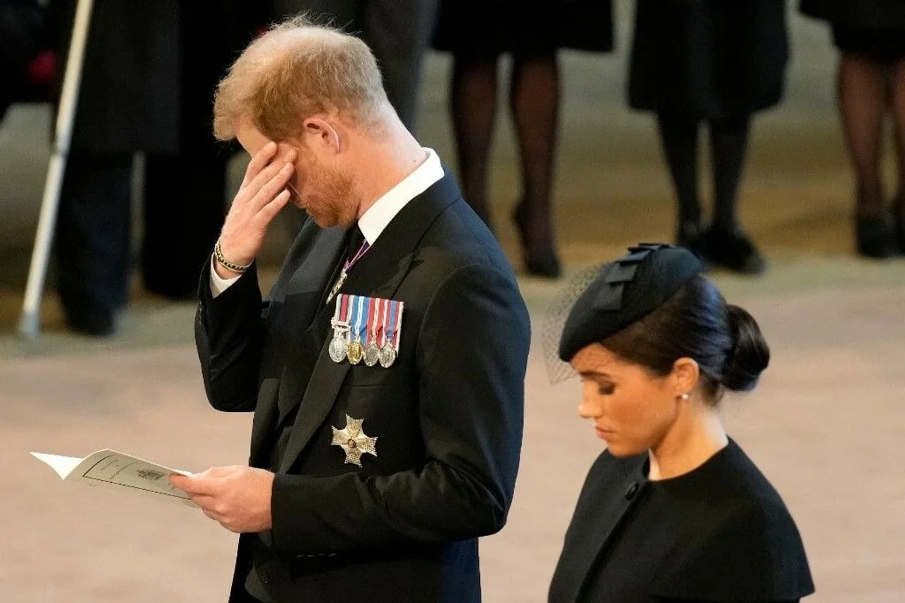 Sjetni princ Harry i Meghan Markle u crnini na službenoj ceremoniji