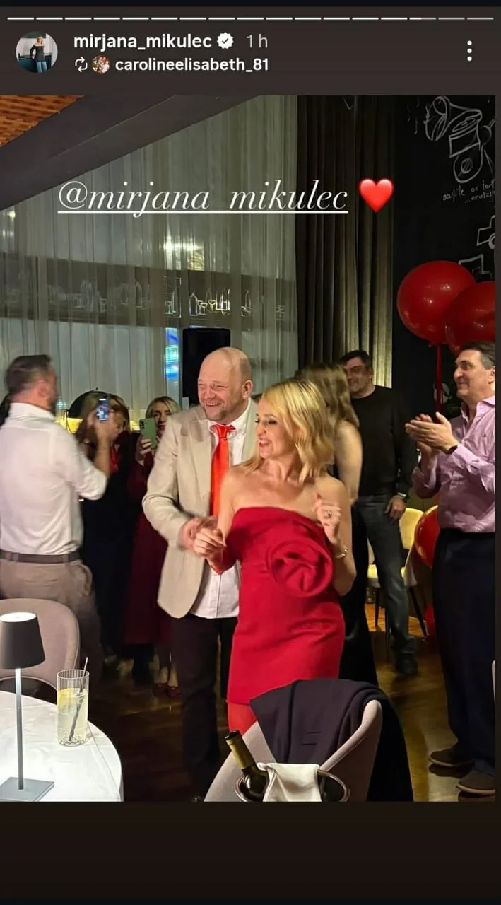 Žena u crvenoj haljini i muškarac u svijetlom saku s crvenom kravatom
