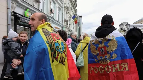 Muškarci s zastavama Moldavije i Rusije na ulici u gradu