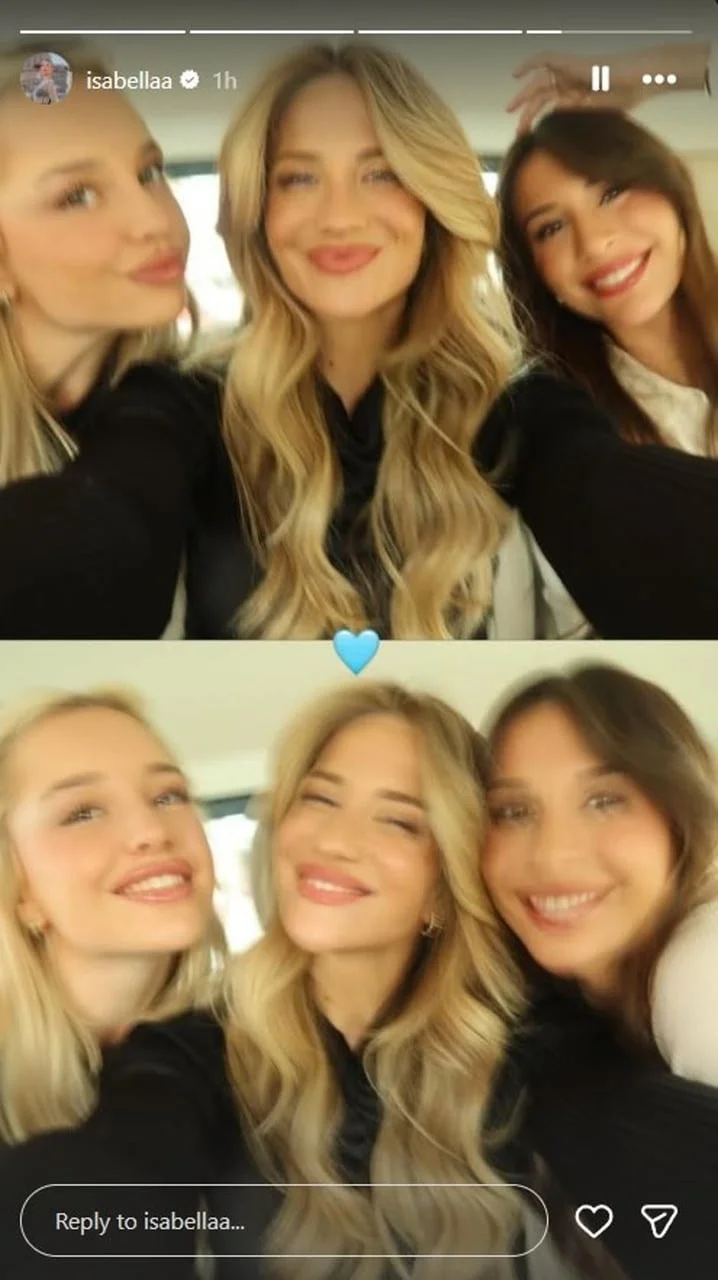 Tri mlade žene se smiješe za zajednički selfie u automobilu