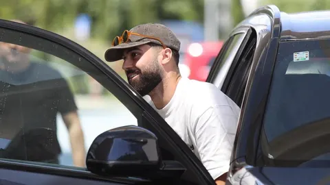 Joško Gvardiol u bijeloj majici i kapi izlazi iz crnog automobila