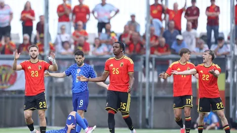 Nogometni igrači Belgije i Hrvatske na terenu stadiona Rujevica