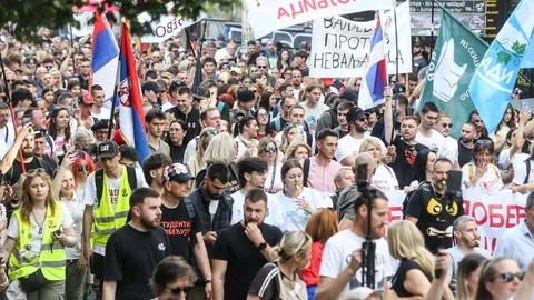 Veliki broj ljudi na ulici s zastavama Srbije i transparentima