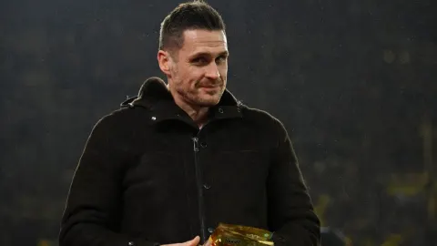 Sebastian Kehl u smeđoj zimskoj jakni na nogometnom stadionu