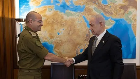 Benjamin Netanyahu u odelju ruši ruku muškarcu u vojnoj uniformi ispred karte