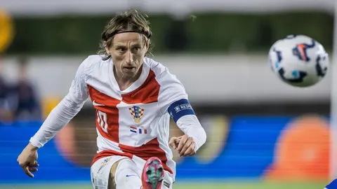 Luka Modrić u bijelo-crvenom dresu reprezentacije Hrvatske u akciji s loptom
