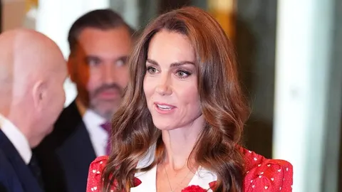 Portret princeze Kate Middleton u crvenoj haljini s bijelim srcima