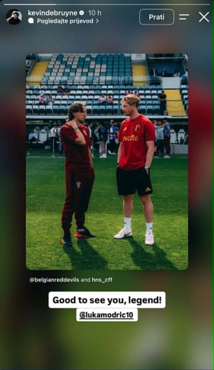 Kevin De Bruyne i Luka Modrić razgovaraju na nogometnom terenu