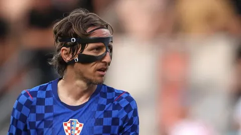 Luka Modrić u dresu Hrvatske s crnom zaštitnom maskom na licu