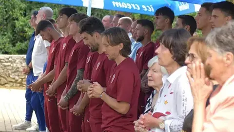 Hrvatski nogometni reprezentativci i vjernici stoje u molitvenom zanosu