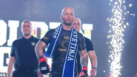 Borac Marko Martinjak s plavim šalom oko vrata
