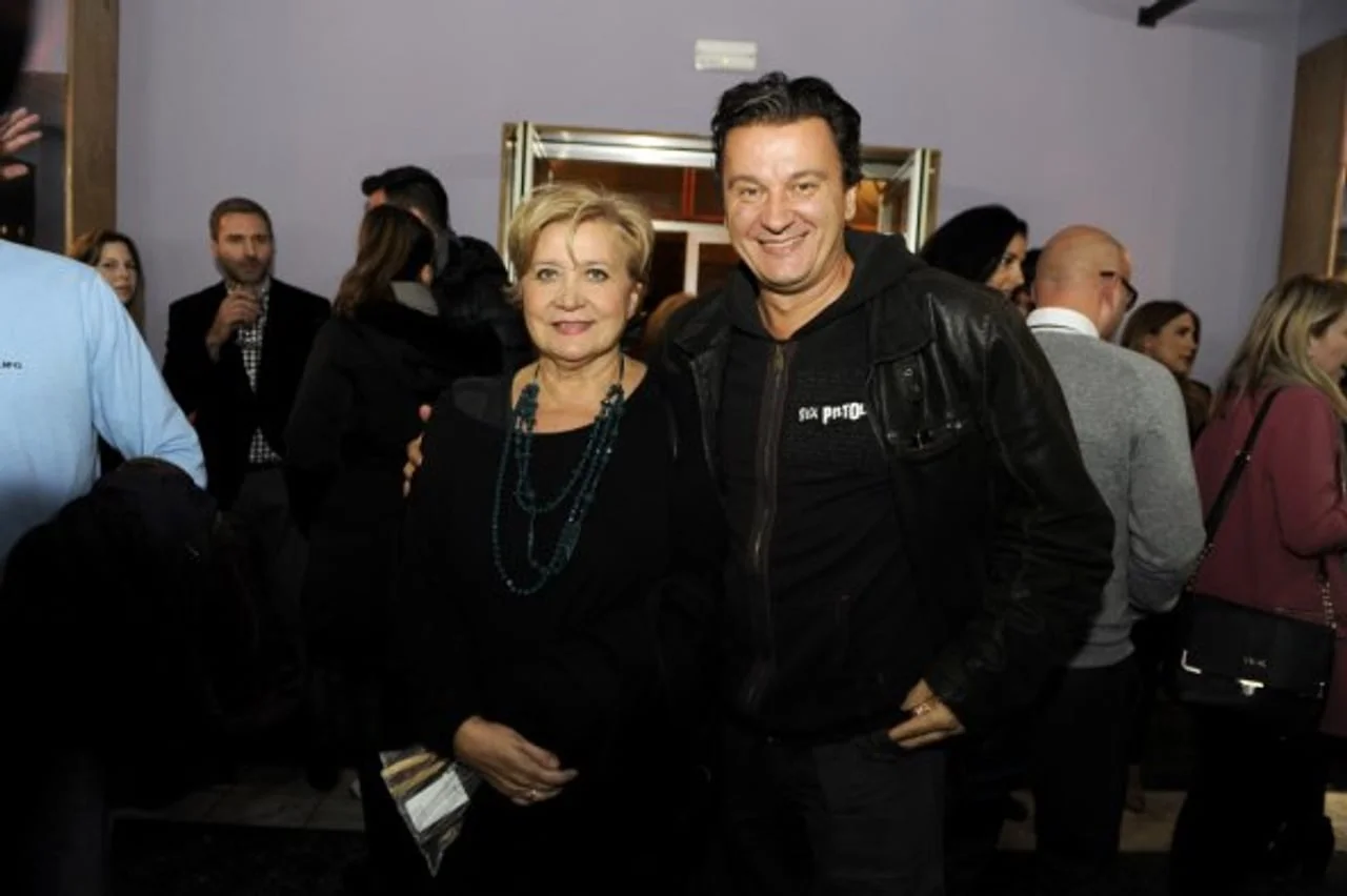 Muškarac u crnoj kožnoj jakni i žena u crnoj haljini s ogrlicom