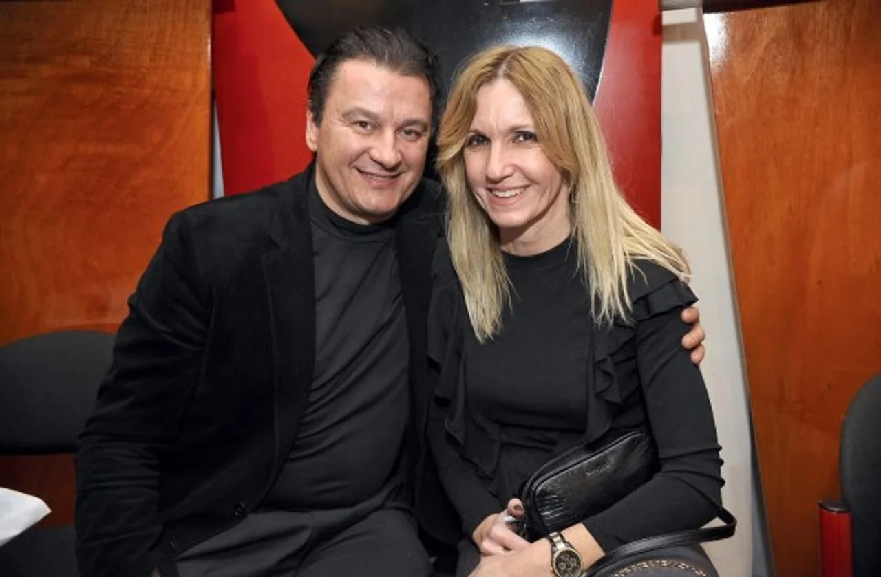 Boris Svrtan i plavokosa žena u crnim odjevnim kombinacijama
