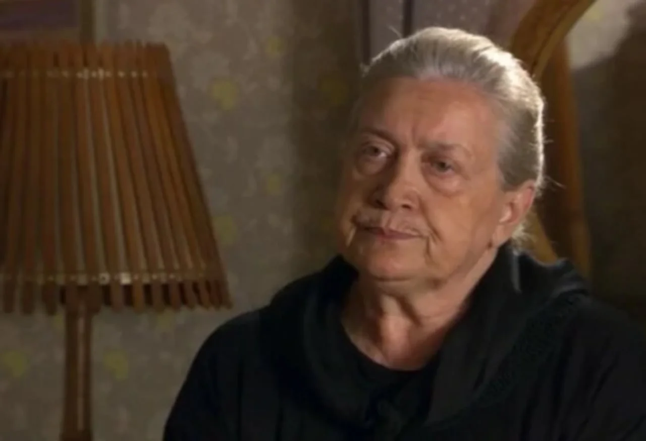 Portret starije žene u crnoj odjeći u zatvorenom prostoru