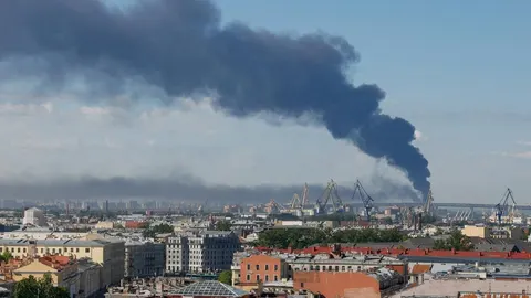 Gusti crni dim iznad luke i zgrada u Sankt Peterburgu