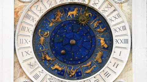 Povijesni astronomski sat sa simbolima zodijaka i rimskim brojevima