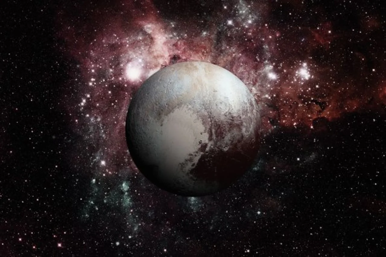 Sivi planet s vidljivom teksturom u prostoru ispunjenom zvijezdama