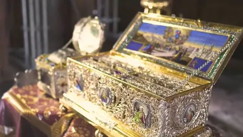 Ukrašena zlatna relikvijarija s religioznim ikonama i detaljnim rezbarijama