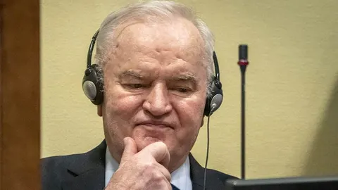 Portret Ratka Mladića s headphone-ima u sudnici