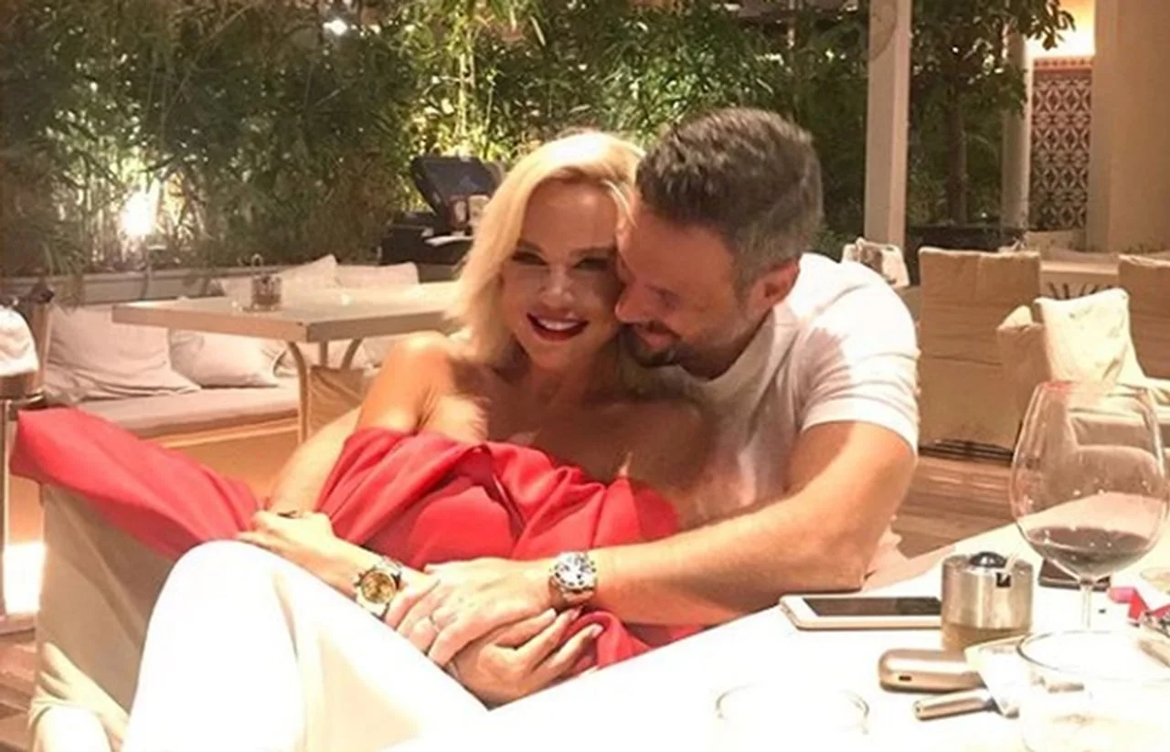 Maja Šuput i partner u zagrljaju u elegantnom restoranu