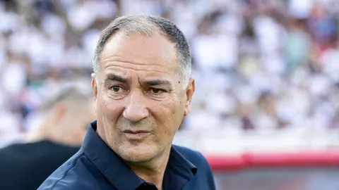 Portret Igora Štimca u tamnoplavoj polo majici na nogometnom stadionu