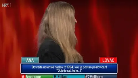 Profil plavuše u studiju kviza s pitanjem na ekranu