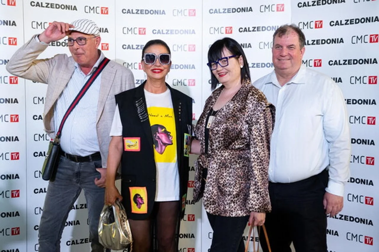 Alka Vuica i pratnja ispred pozadine s logotipima Calzedonia i CMC TV