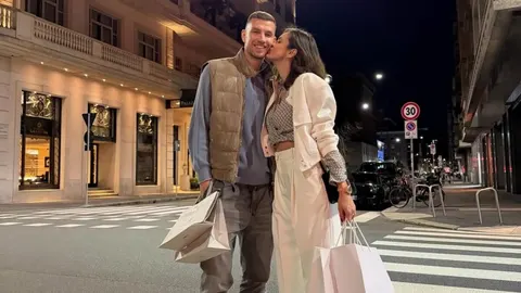 Edin Džeko i supruga Amra s putnjamama za kupovinu na ulici