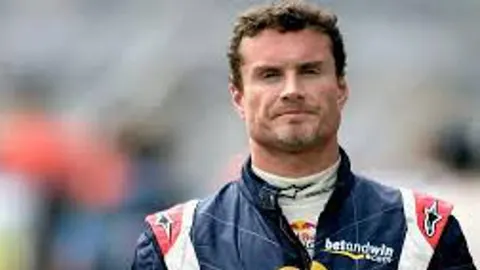 Portret vozača Formule 1 Davida Coultharda u racing kombinezoniji