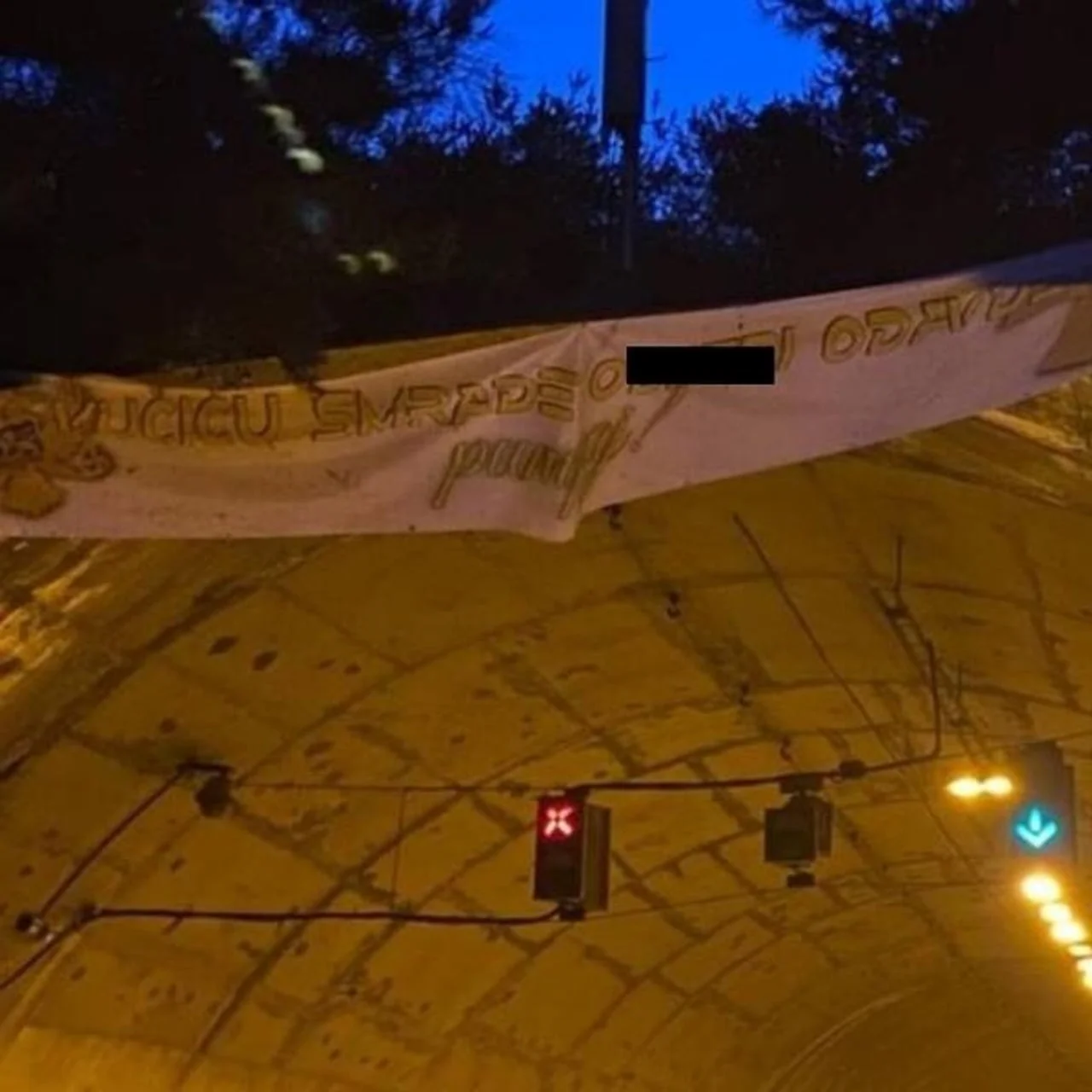 Kosi kadar transparenta s tekstom u sumrakama