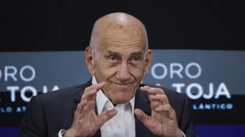 Portret bivšeg izraelskog premijera Ehuda Olmerta u tamnom odelu
