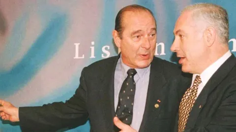 Jacques Chirac i Benjamin Netanyahu razgovaraju u odelima