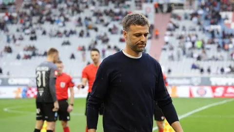 Trener Gonzalo Garcia u crnom džemperu na nogometnom terenu