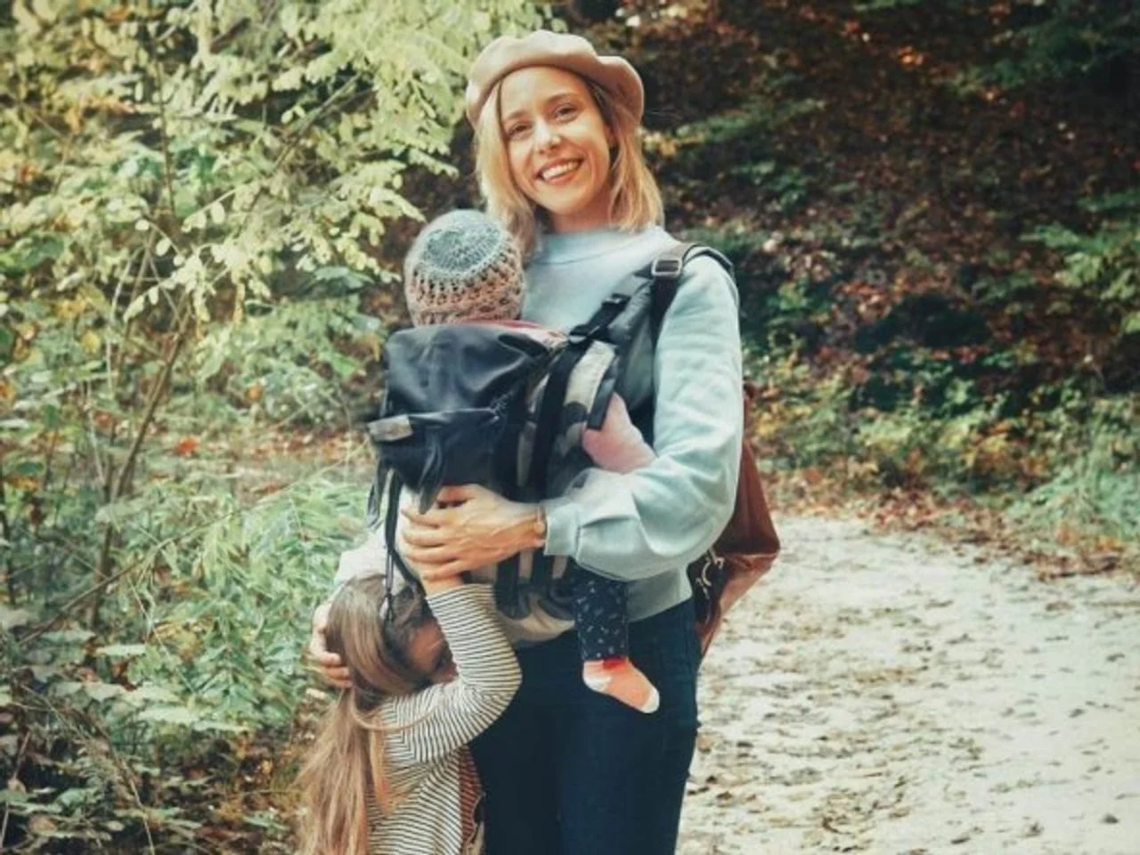 Petra Cicvarić s djecom u prirodi, nosi bebu u nosaču