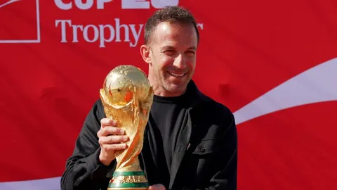Alessandro Del Piero drži zlatni trofej Svjetskog prvenstva