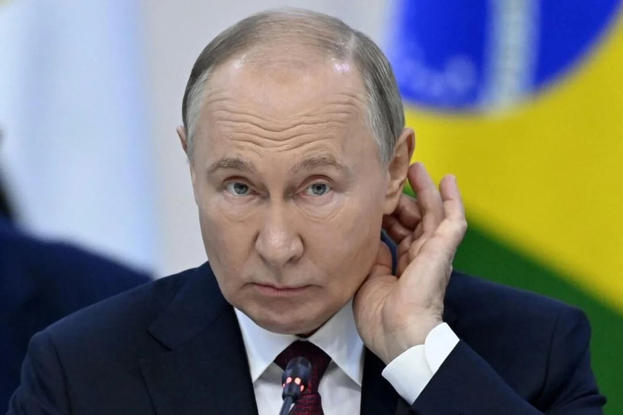 Blizu kadar lica Vladimira Putina sa ozbiljnim izrazom lica