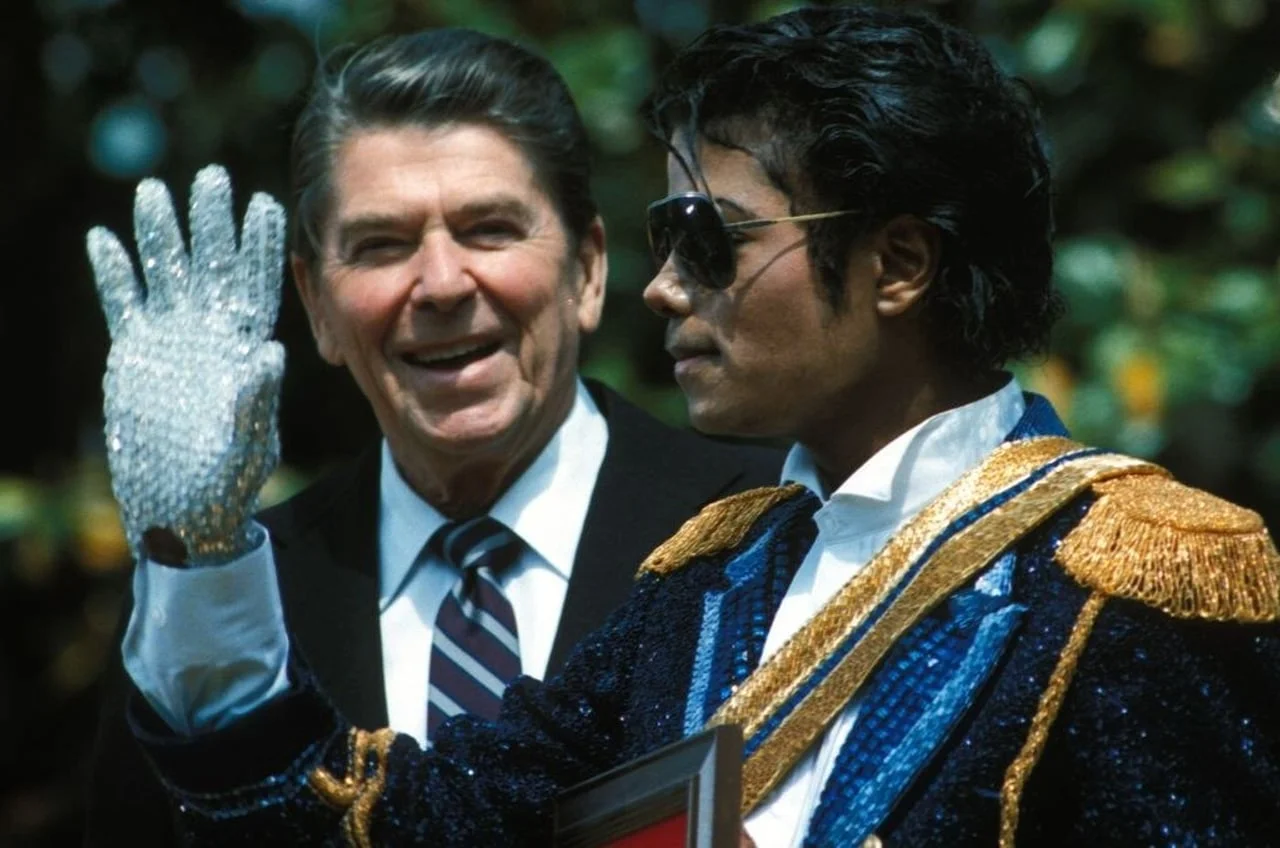 Michael Jackson u plavom vojničkom odelu pored Ronalda Reagana