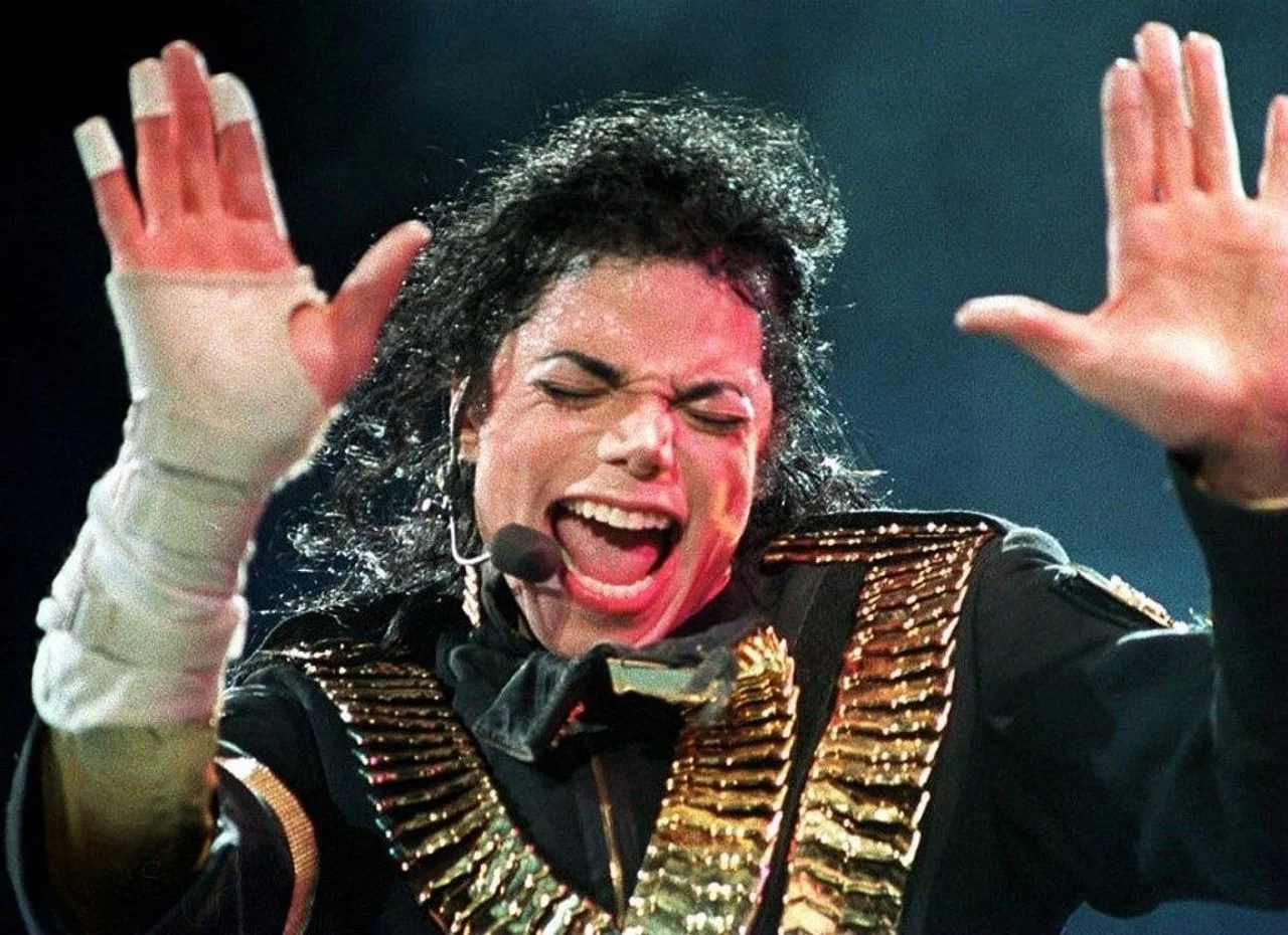 Michael Jackson pjeva s podignutim rukama u zlatnom kostimu