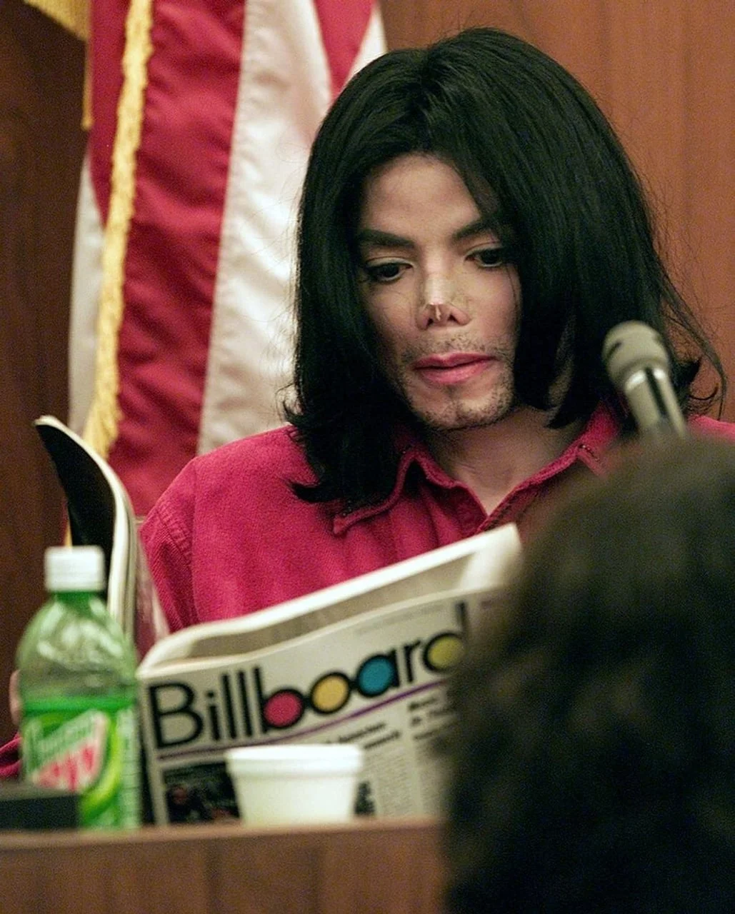 Michael Jackson u crnom odelu s bijelom košuljom