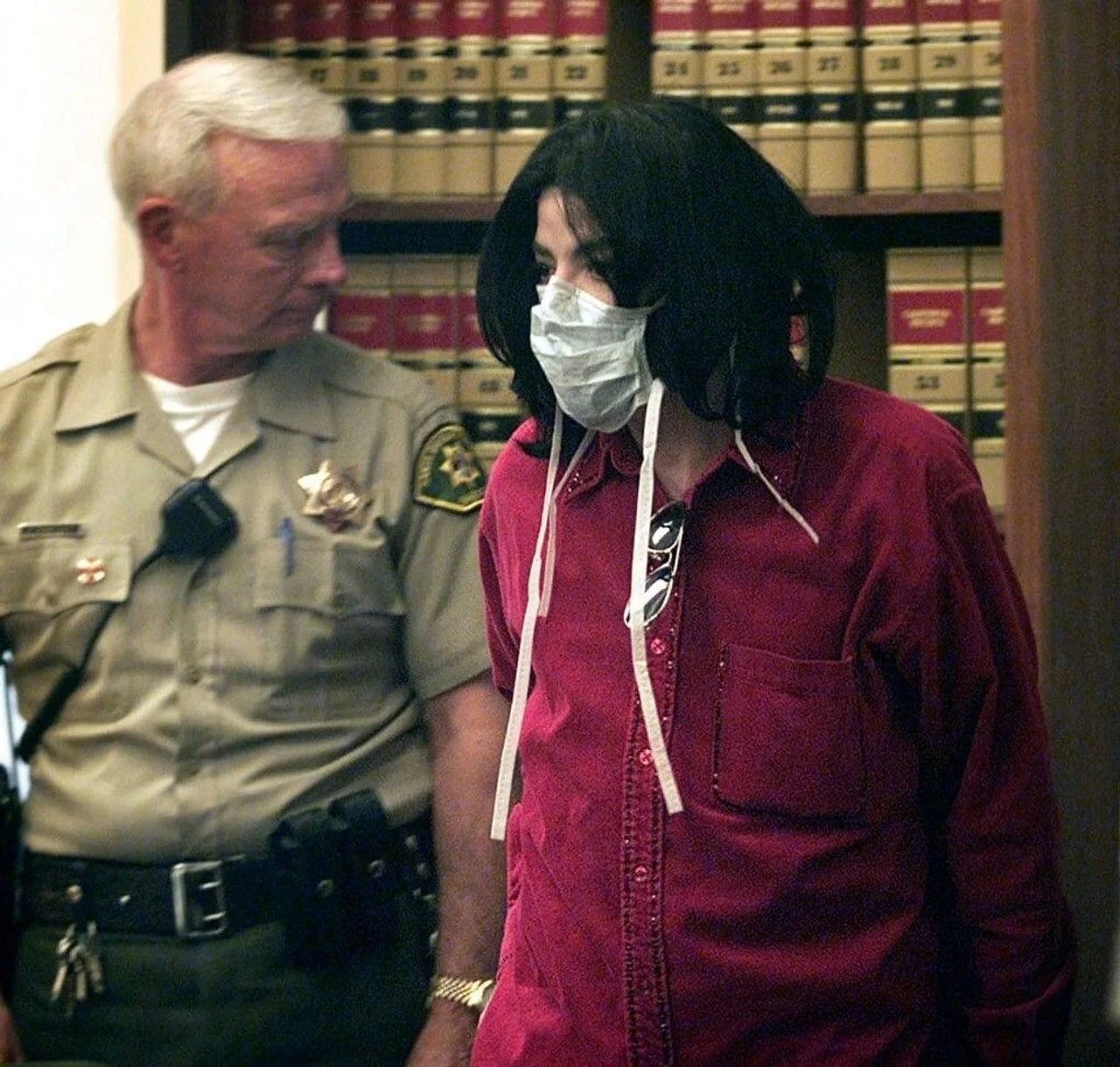 Michael Jackson u crvenoj košulji s medicinskom maskom na licu