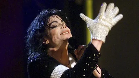 Michael Jackson na pozornici s bijelom rukavicom od kristala