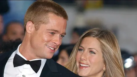 Brad Pitt i Jennifer Aniston nasmijani u elegantnoj odjeći