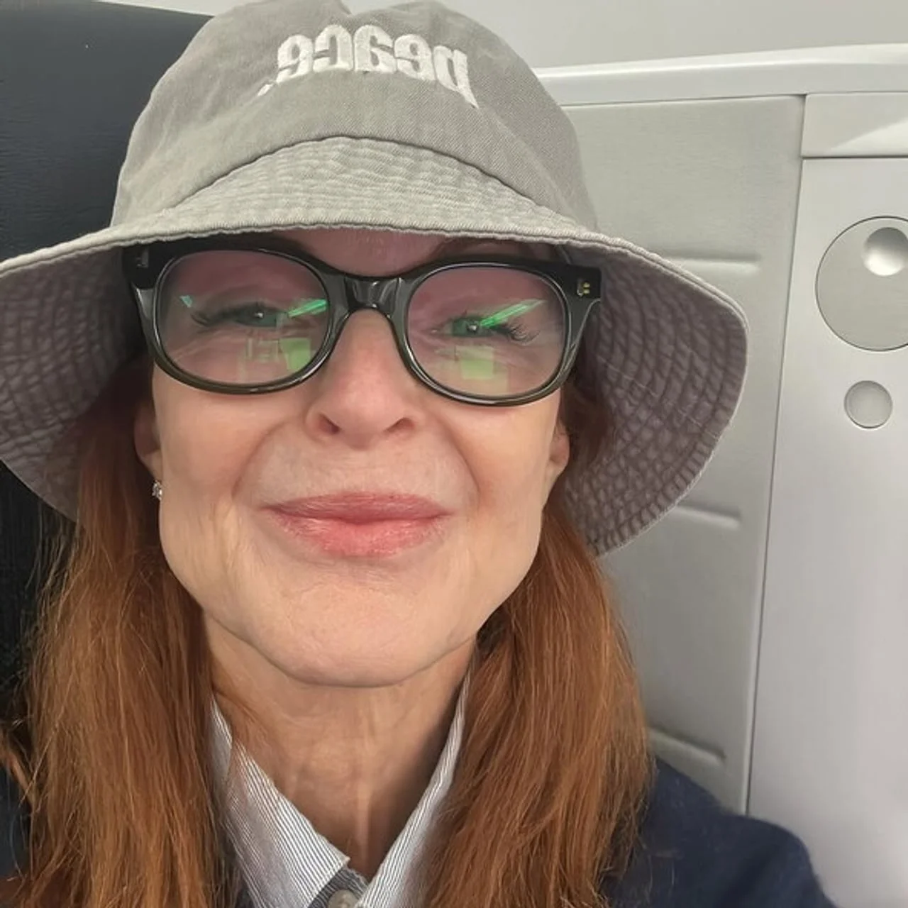 Selfie Marcia Cross u sivom šeširu i crnim naočalama
