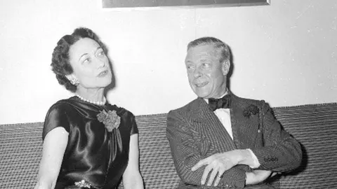 Crno-bijela fotografija Wallis Simpson i vojvode Windsora u elegantnoj odjeći